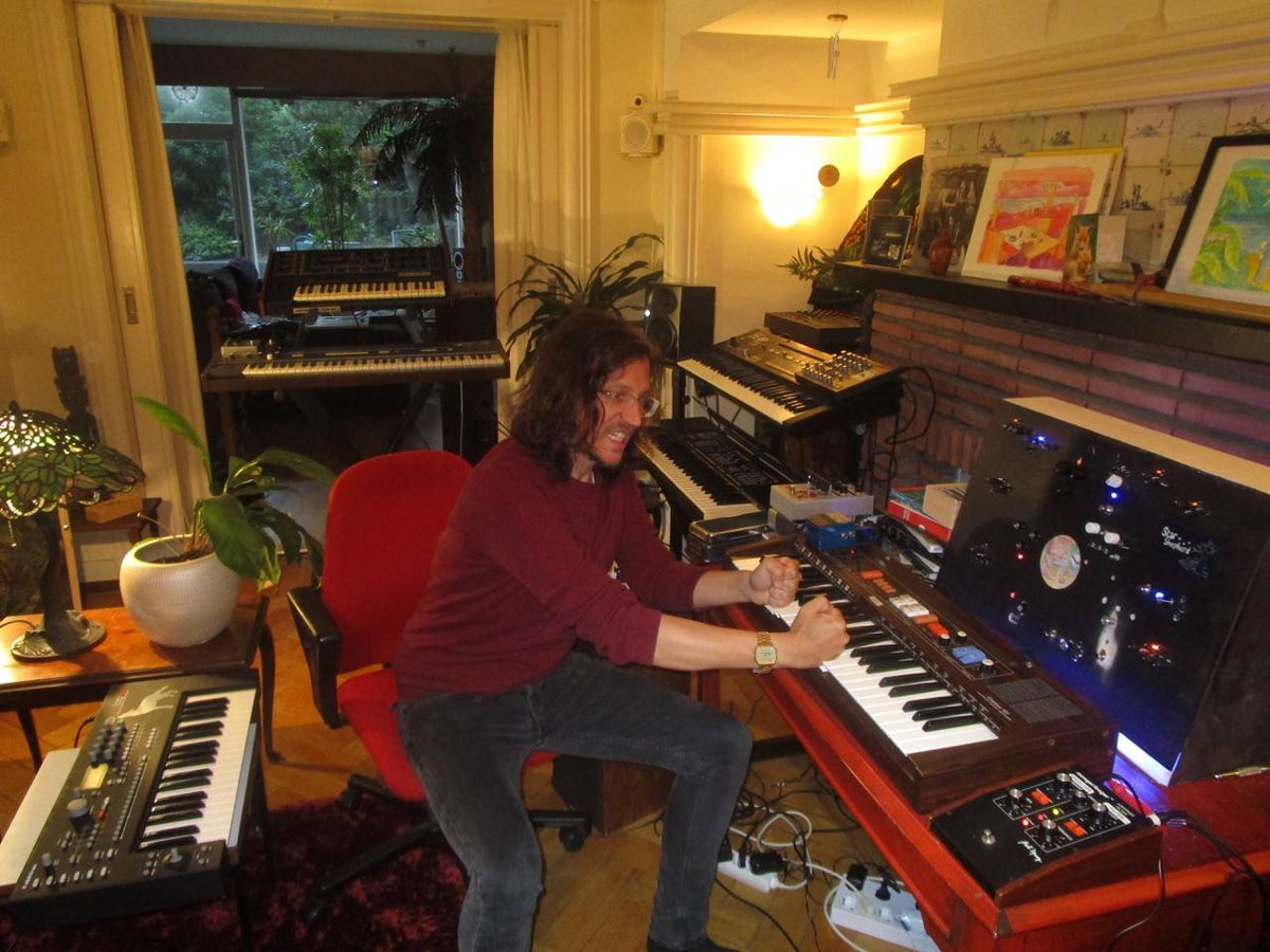 📡  808rad.io/onair

pdqb - Thromboembambino (Legowelt Lost in a Valley Remix) [Synaptic Cliffs]

Sintoniza en <a href="/RadioCLM_es/">Radio Castilla-La Mancha</a> <a href="/CMM_es/">Castilla-La Mancha Media</a>