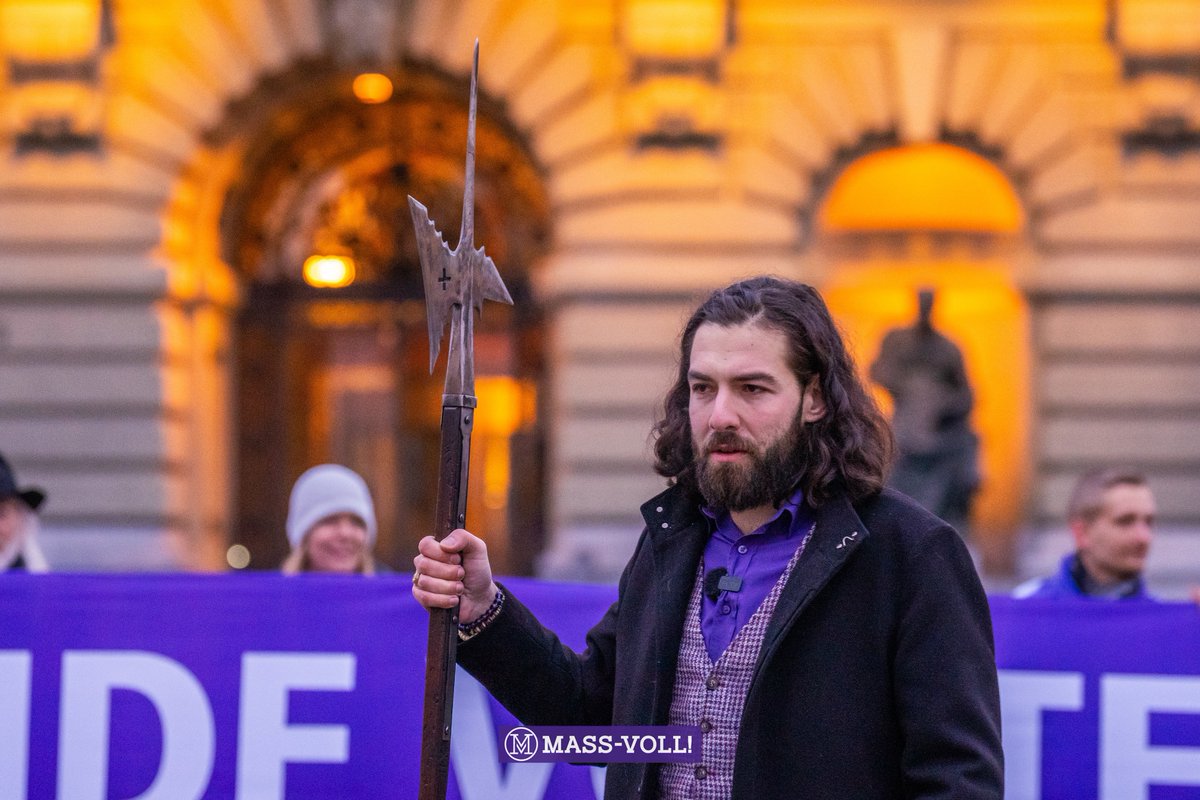 Ich sitze in der Beiz, rauche eine Zigarre, trinke Bier und höre Bundesrat Cassis live zu, wie er lügt, der Anschluss der Schweiz an das EU-Reich, der totale Souveränitätsverlust, «sichert die direkte Demokratie». Nur das Ende dieser Landesverräter kann die Schweiz retten! ✊🏻