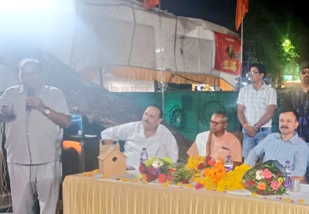 On the birthday of Hon’ble Education Minister of M.P., Shri Rao Uday Pratap Singh  ji, we had the privilege to meet him and gift a Sparrow House made by students. He was amazed by the student-led sparrow conservation story and got it installed at his residence. A proud moment😊🙏
