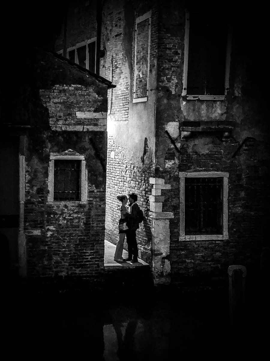 "And so let our difficult time
stand up to infinity with four hands and four eyes."
Pablo Neruda
©Alex
#Venezia #Art
#blackandwhitephotography