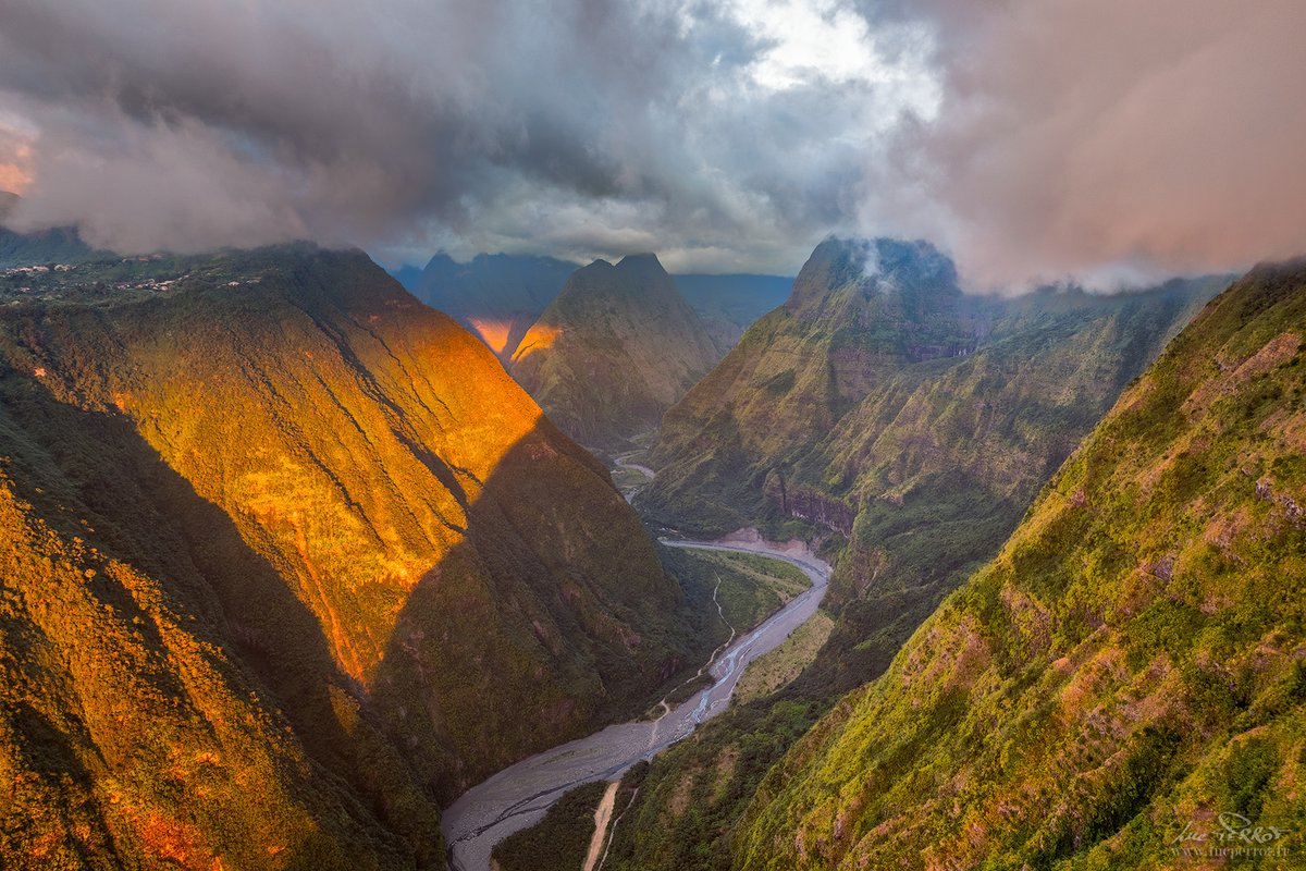 La Rivière des Galets à l'heure dorée. C'est l'une des portes d'entrée du Cirque de Mafate.
Sur la gauche on aperçoit le village de Dos d’âne qui surplombe le panorama.