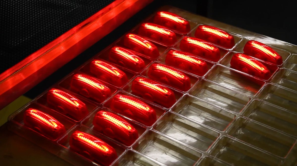 For an easy-to-use and versatile safety light, look no further than our RAPID series! The RAPID X2 uses surface-emitting #LED strips wrapped in #CatEye lens technology to pump out 100 lumens up front and 80 lumens in the rear for unparalleled #safety, day or night! 
#cateyelight