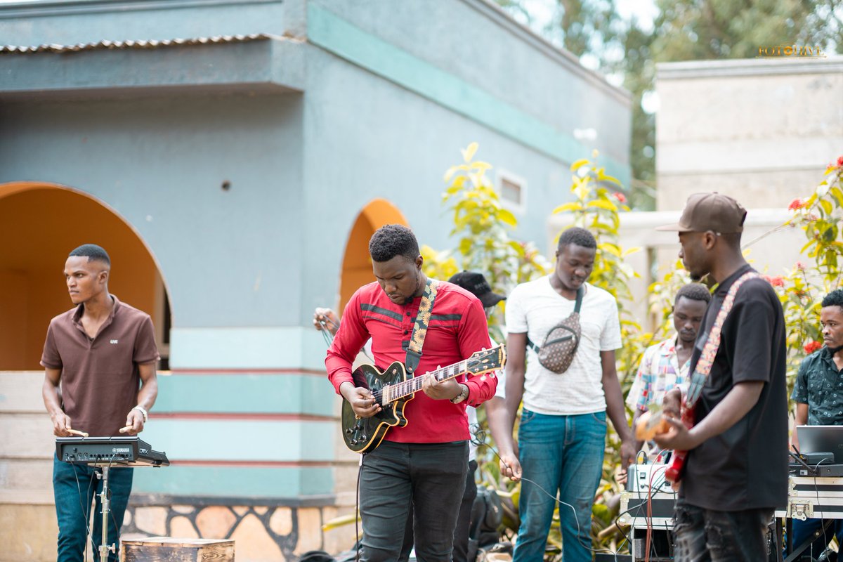 SoulFoundationU's tweet image. Music moves more than our feet—it moves our hearts and minds.
At #SoulPicnic2025, the rhythm, harmony, and joy shared by the live band reminded us that music is medicine—lifting moods, reducing stress, and helping us feel connected. 💚🎷🪘
#SoulFoundationUganda
#MusicHeals