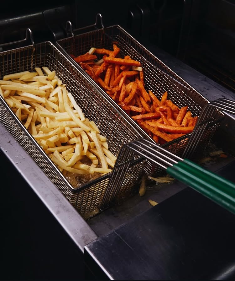 AliGroupFS's tweet image. 🍟 Crispy fries start with quality oil—but what if it lasted longer? Enter Frymaster’s 25L fryer with built-in auto filtration: up to 35.2% less oil, more flavor, less waste. Who knew innovation could taste this good?

#aligroupFS #frymaster @welbiltinc #cooking #foodservice