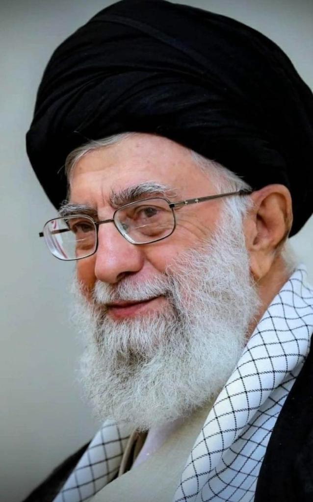 "اللّٰـهم أعزّه و أعزز بِـه ، و انصـرهُ و إنتصِـر بِه ، و إنصـرهُ نصـراً عزيزاً ، و إفتح لهُ فتحـاً يسيراً..
بِـسمِ اللّٰـه  ..
يَـدُ اللّـه فـوقَ أيديهِـم ..'