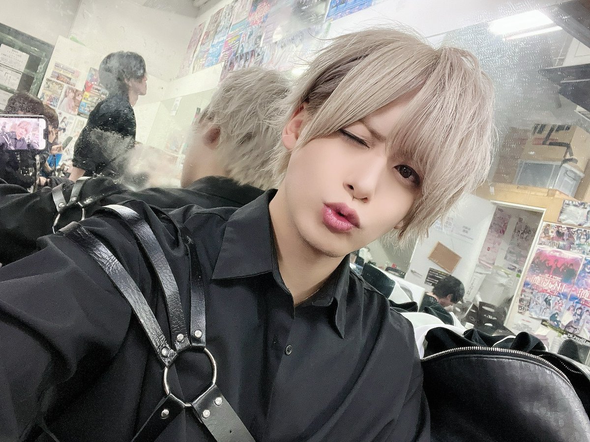Hirochan_63's tweet photo. 今日サウピ来てくれてありがとう！
かっこいい衣装だったからかっこつけてしまった！笑
次は17日横浜で！ https://t.co/FOj4AjH3Je