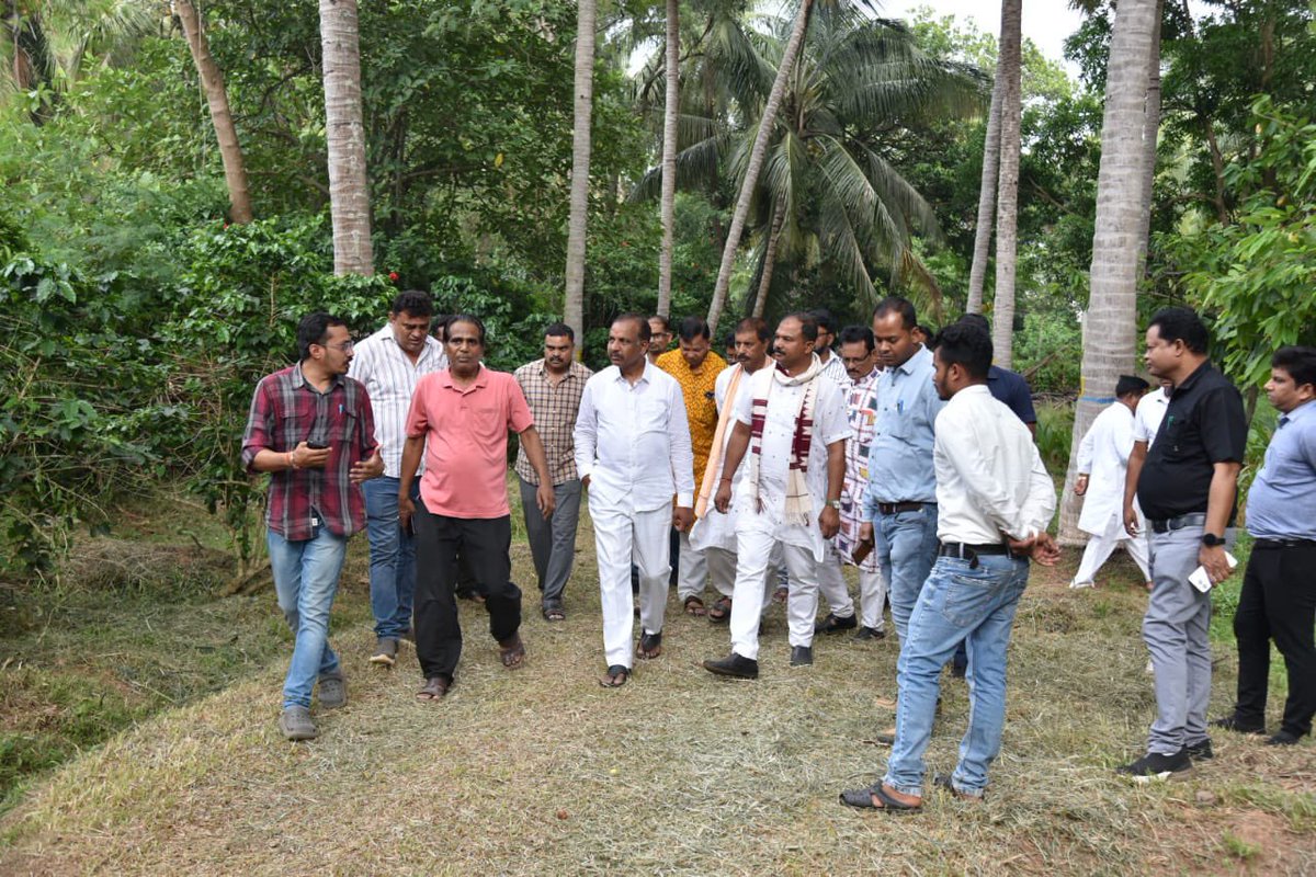 KondagaonDist's tweet image. ओडिशा के मंत्री ने की सराहना कोंडागांव प्रवास पर आए ओडिशा के वाणिज्य एवं परिवहन मंत्री श्री विभूति भूषण जेना ने कोपाबेड़ा स्थित नारियल विकास बोर्ड के कार्यों की प्रशंसा की। नारियल, कोको और पॉम ऑयल उद्यान का किया निरीक्षण। 
#CoconutDevelopment #Chhattisgarh  #MawaKondanaar