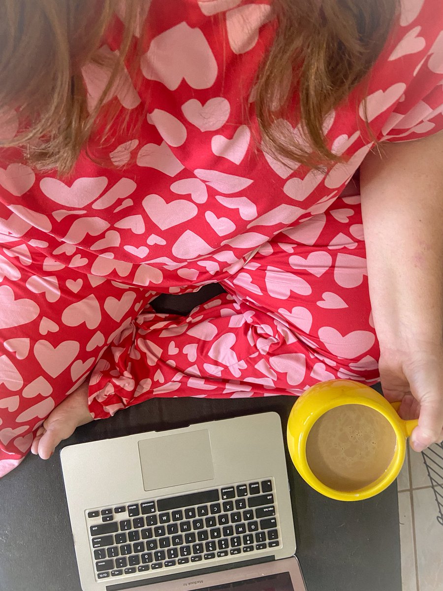 SpoiledbyMolly's tweet image. I don’t rush. I don’t hustle.
I work wrapped in warmth and quiet confidence.

If you want my attention, it better add something to my morning.
Not just noise.

#softfocus #facelesscreator #comfortfirst #cozydominance #fridayvibes #laptopandlegs