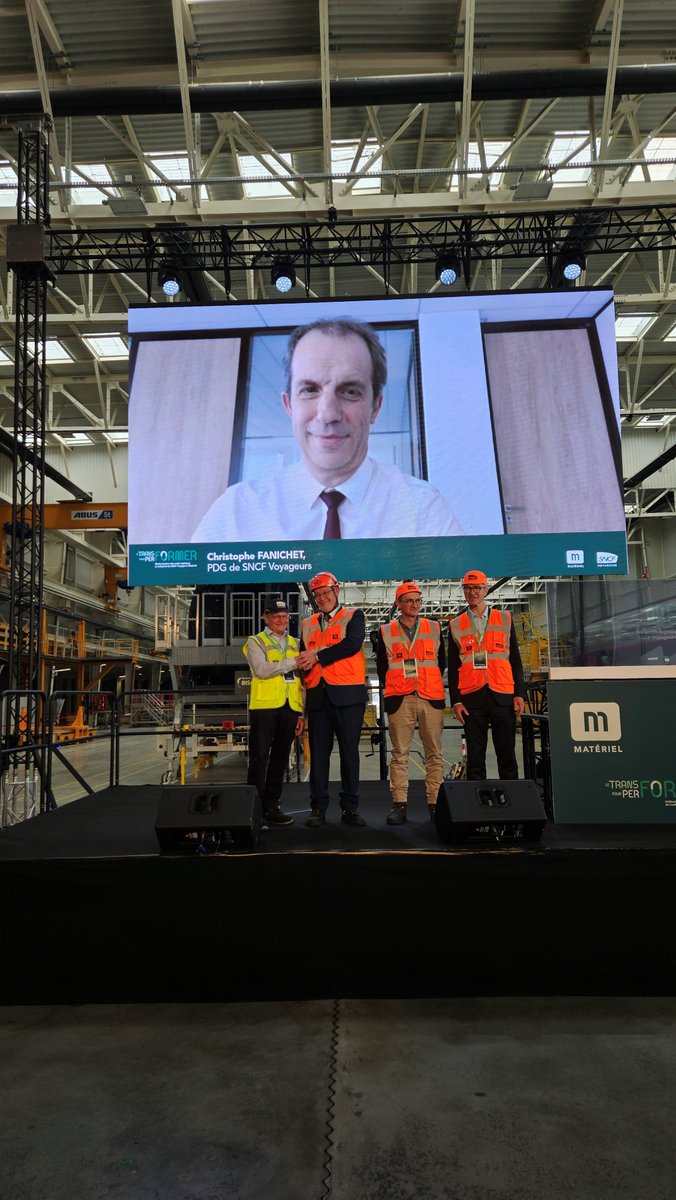 Steph_Dommange's tweet image. 🏗️ Métamorphose du Technicentre Industriel de #Bischheim en #GrandEst !
Ce vendredi, @XavierOuin, Directeur Industriel de SNCF Voyageurs et du Matériel, et Alain Praxmarer, Directeur du Technicentre, ont présenté avec la participation de @CFanichet, PDG @SNCFVoyageurs (en…