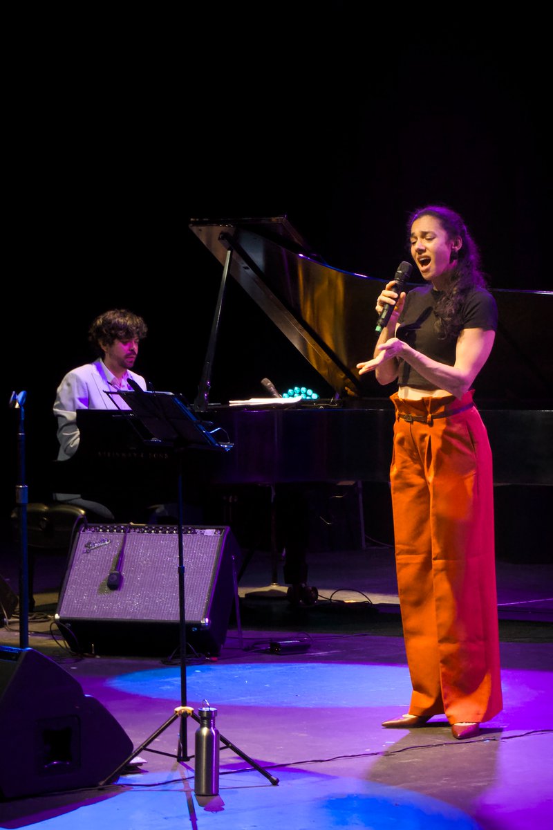 Anoche la Tercera Sala vibró con la voz de Sabeth Pérez 🎙️
La primera edición vocal de las NEW YORK JAZZ Sessions fue pura magia, swing y emoción.

Gracias por acompañarnos en esta noche inolvidable. 💛

#NYJazzSessions #JazzEnGuayaquil #SabethPerez