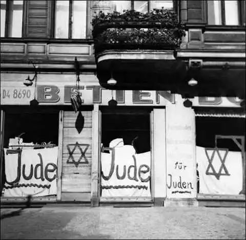 Los Kukas vandalizan lugares donde hay gente que piensa diferente, lo mismo hacían los nazis en 1930.

Después lloran fascismo y persecución.