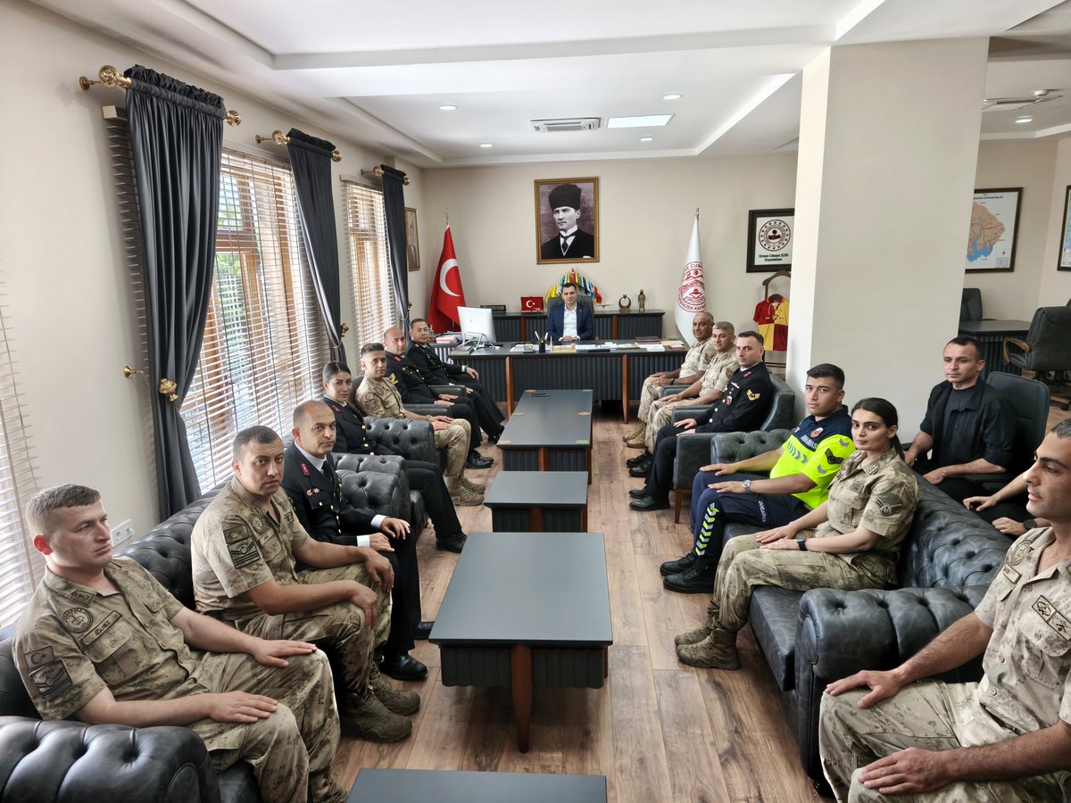 Çemişgezek Kaymakamlığı (@cemisgezekg) on Twitter photo Kaymakamımız Cüneyt Zor, Jandarma teşkilatının kuruluşunun 186'ncı yıldönümü dolayısıyla, ilçe Jandarma Komutanı Oğuzhan Yılmaz Karadeniz ve beraberindeki jandarma personelini makamında kabul ederek günlerini kutladı.
<a href="/cuneytzor/">Cüneyt Zor</a>
#Çemişgezek Kaymakamımız Cüneyt Zor, Jandarma teşkilatının kuruluşunun 186'ncı yıldönümü dolayısıyla, ilçe Jandarma Komutanı Oğuzhan Yılmaz Karadeniz ve beraberindeki jandarma personelini makamında kabul ederek günlerini kutladı.
<a href="/cuneytzor/">Cüneyt Zor</a>
#Çemişgezek