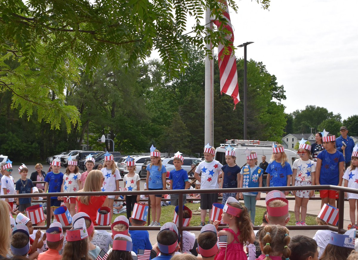 🇺🇸 Today we celebrated Flag Day with pride and patriotism at Lima Primary! Students, staff, and community members gathered outdoors for a heartfelt ceremony honoring our flag and the veterans who have served our country.  ❤️🤍💙 #WeAreHFL