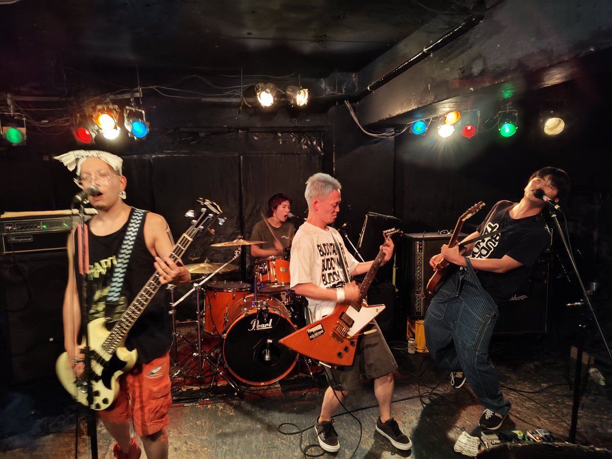 hypkt's tweet photo. #HapibaChikaVol42 #心斎橋新神楽
@buddy_tanden #AMANOJAKU #wavehaze #HYPERDISORDER #POWERBOY
全バンド様々なパンクを魅せてくれた!全部ブチあがった!根っからの音楽好きの集まり♪
@toichikamichi さん、こんなイベントもっとやってよ!BUDDY TANDENも勿論ライブしてさ!待ってるよ♪ https://t.co/jjnEeku484