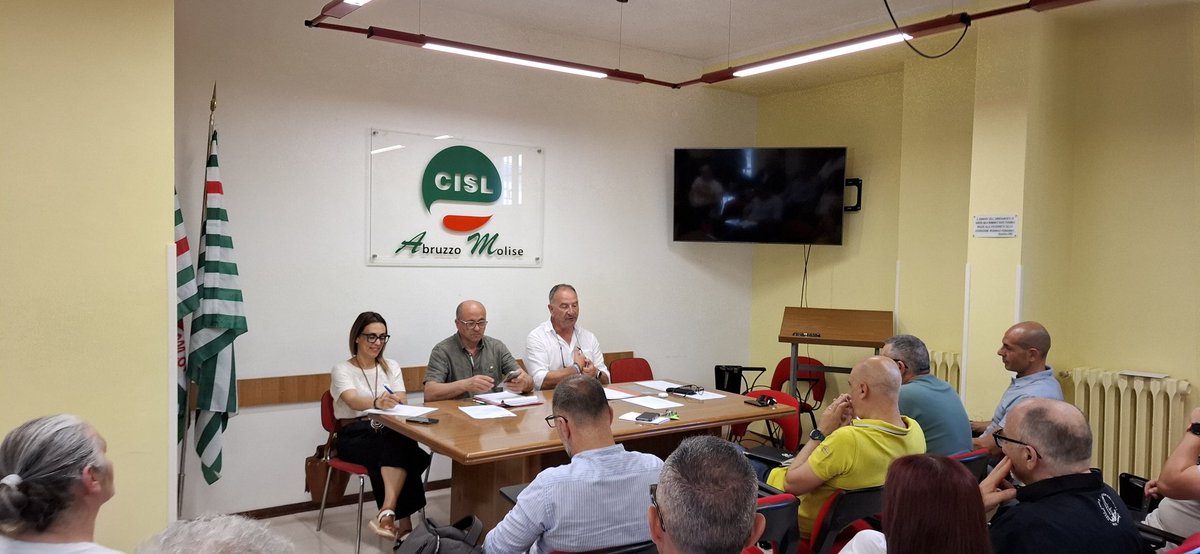 CISLAbruzzoMoli's tweet photo. 📣Franco Pescara è stato riconfermato Responsabile #Cisl Pescara all'unanimità dal Coordinamento territoriale che verrà ratificata nel consiglio generale della Cisl AbruzzoMolise ha ricordato il Segretario Generale Giovanni Notaro facendo un grande in bocca al lupo a Pescara. https://t.co/Ni5A4ARfs9
