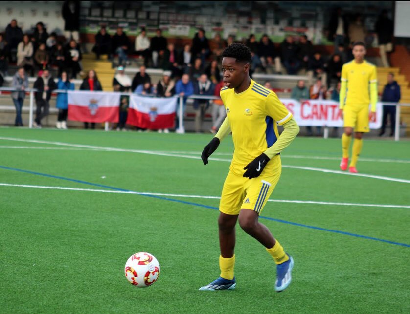 FabricaMadrid's tweet photo. ✅ Tom Miller is a player with a lot of quality and massive potential. He can play as a DM or in a more advanced rôle as a CM. Physically, he’s very strong, with a long stride and a great ability to carry the ball through the lines. He dominates in midfield and wins plenty of duels. He uses his body well to shield the ball, making himself big to stop opponents from getting near it.

He’s got a good first touch and positions his body well when receiving the ball. For someone his height, he’s surprisingly agile – he turns easily and is comfortable in tight spaces. Technically, he’s very good: elegant on the ball, with nice touches whether it’s in his control, dribbling, or passing. He’s got a good directional first touch, uses the outside of his foot with ease, and is smart in 1v1 – especially with the croqueta to beat his marker.

Defensively, he’s solid too – his long legs help him intercept passes and win the ball back.

❌ However, he can be sloppy with some of the simpler passes. He needs to improve his passing accuracy and decision-making. His weaker (left) foot also needs work. At times, he doesn’t put in enough effort in certain situations, and his body language can come across a bit indifferent. Tactically, he still has a lot to learn – especially in terms of positioning and reading the game.