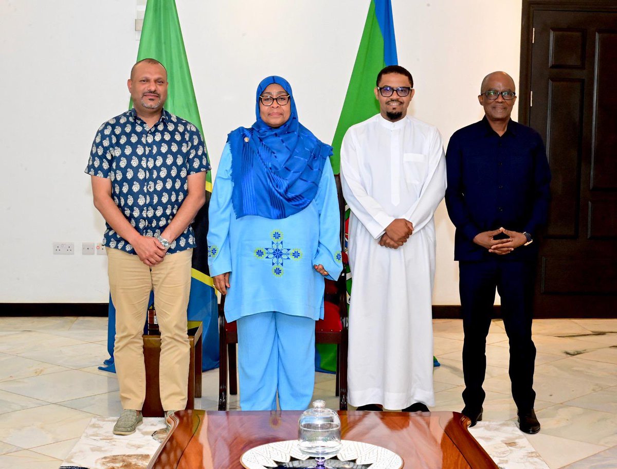 Rais wa Jamhuri ya Muungano wa Tanzania Mhe. Dkt. Samia Suluhu Hassan akiwa kwenye picha ya pamoja na Viongozi wa Timu ya Simba na Yanga mara baada ya mazungumzo na Viongozi hao, Ikulu Chamwino Mkoani Dodoma tarehe 13 Juni, 2025.

#JamviLaHabari