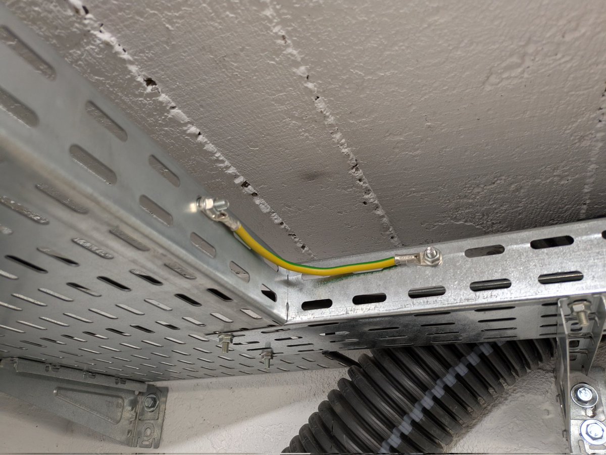 Ces derniers temps mise a la terre des chemins de câbles, mise en place du chemin de câble pour le réseau du sous-sol.

#DataCenter #RG2 #Association #Network