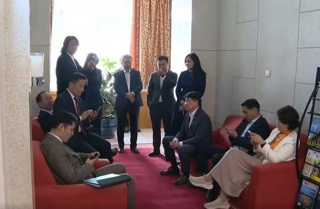 Улс төрийн акц болгоныг Үндсэн хуульруу чихэж мушгиж гуйвуулдгаа боль. Огцорсон Засгийн газрын гишүүдэд УЛС ТӨРИЙН хариуцлага хүлээлгэж дахин засгийн газрын гишүүнээр томилохгүй байх УЛС ТӨРИЙН ШААРДЛАГА (АКЦ) ГАРГАСАН.

ҮХ-д заасан эрхээ эдэлж, үзэл бодлоо илэрхийлж бна.