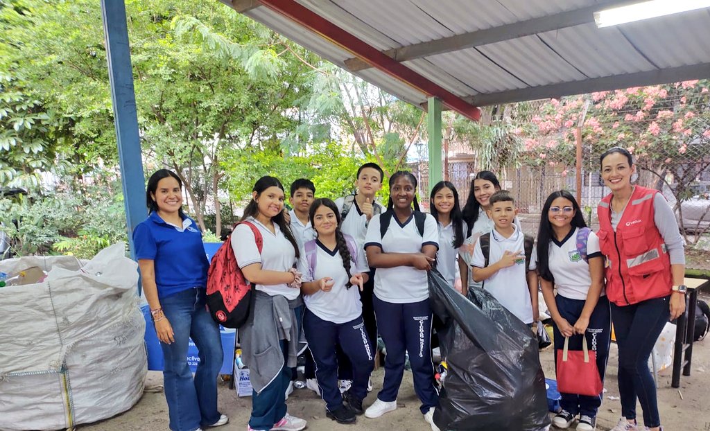 🌍💚 ¡Gran éxito en la #Reciclatón! Más de 1,200 estudiantes de la IE Ciudad Modelo en la Comuna 11 se unieron para recolectar +2 toneladas de material reciclable. 🙌 Gracias a la Fundación de Recicladores Ciclos por su apoyo. ¡Juntos por un futuro sostenible! ♻️
