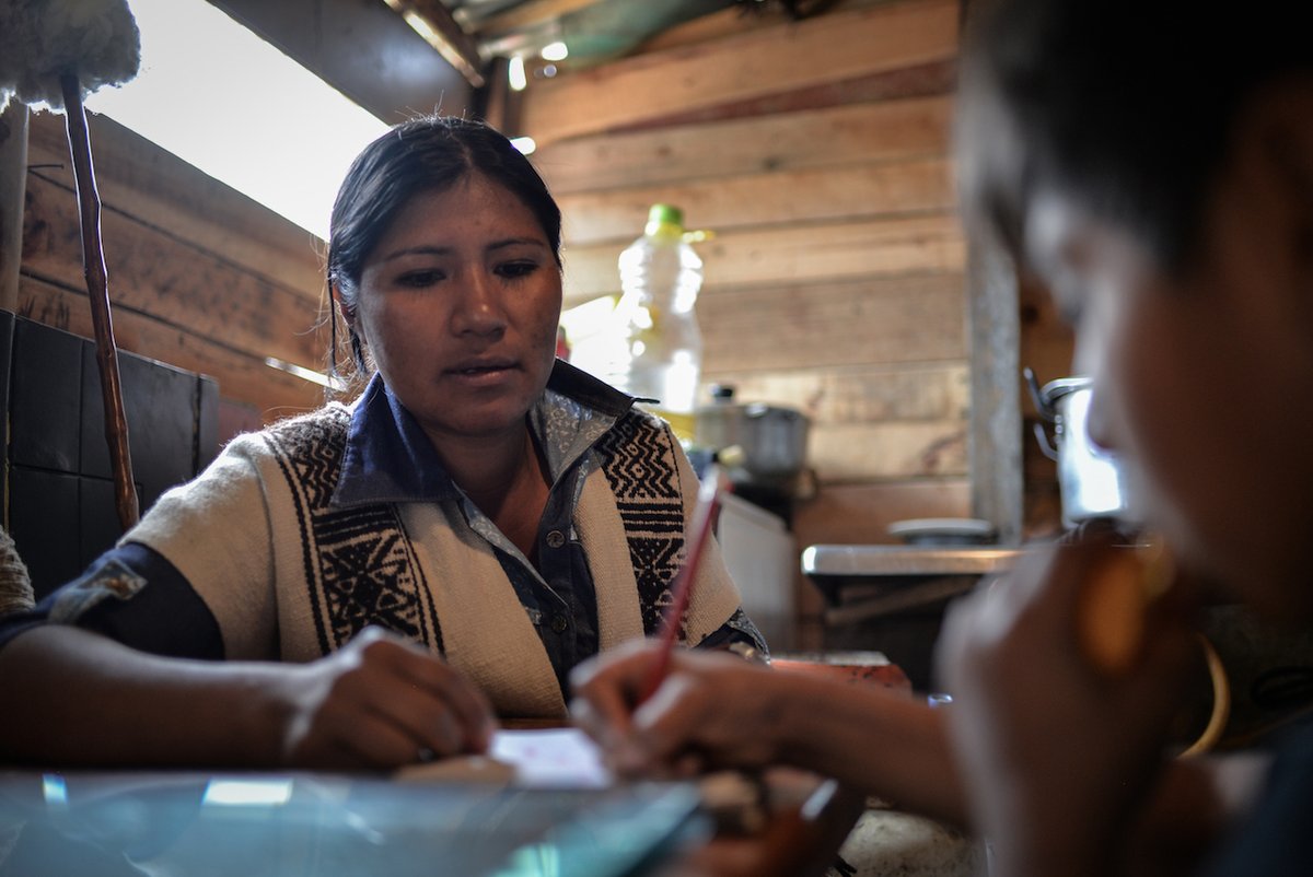 agendapropiaap's tweet image. 🧶| Mujeres indígenas en Bogotá 🇨🇴, guardianas de la tradición y el cambio, como Yasmín Salas (Nasa) y Belkis Florentina (Arhuaca) resisten el olvido cultural, tejiendo con hilo y palabra la memoria de sus pueblos.
📲Revive la serie #BogotáIndígena.
agendapropia.co/articles/guard…