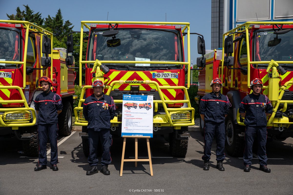 Lors de la cérémonie de mise à l’honneur, les clefs de 3 #CCFM ont été remise par les autorités départementales.
Ces véhicules, issus du pacte capacitaire feux de forêt, rejoindront les CIS d’Arpajon, Longjumeau et Val d’École.
➕d’infos ➡ interieur.gouv.fr/actualites/act…