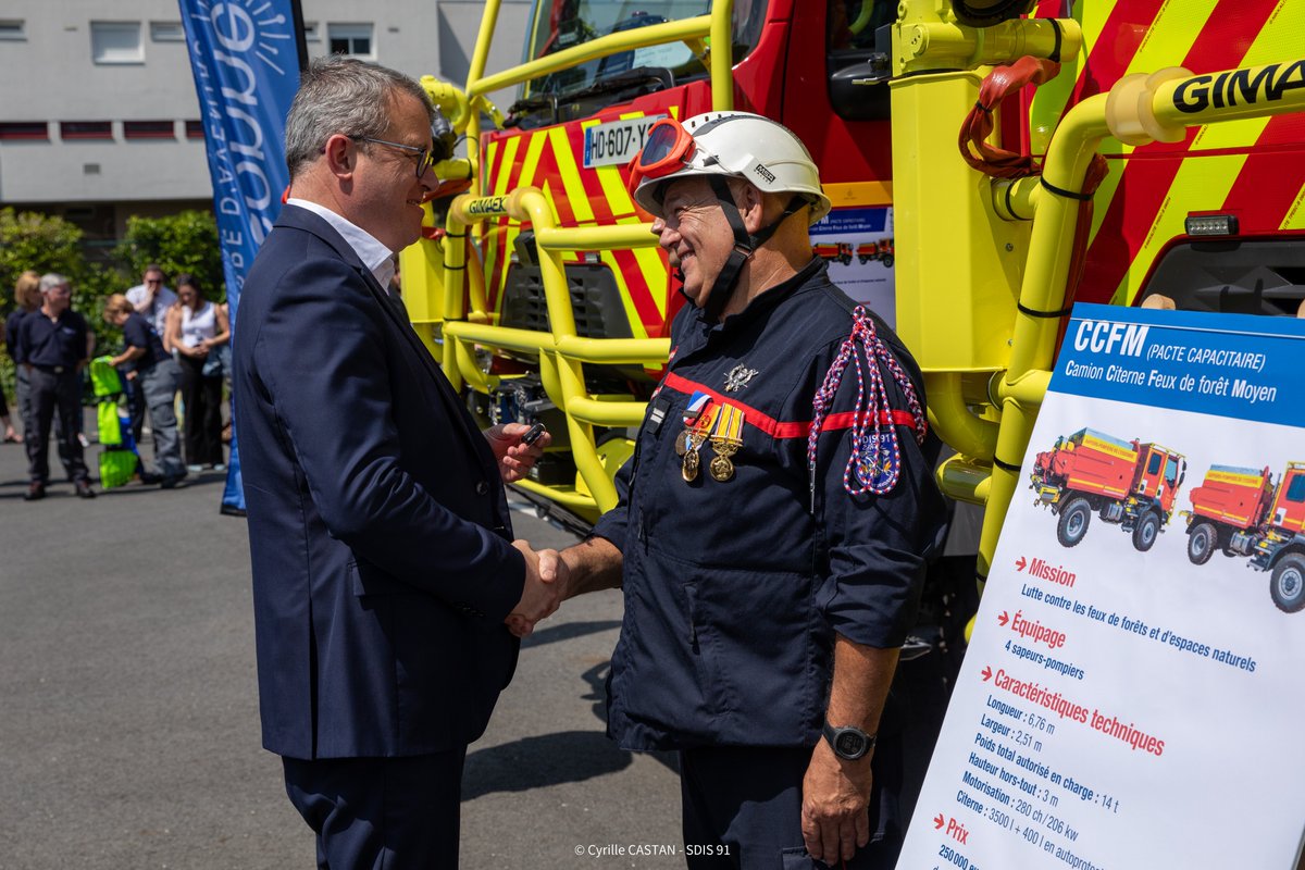sdis91's tweet photo. Lors de la cérémonie de mise à l’honneur, les clefs de 3 #CCFM ont été remise par les autorités départementales.
Ces véhicules, issus du pacte capacitaire feux de forêt, rejoindront les CIS d’Arpajon, Longjumeau et Val d’École.
➕d’infos ➡ https://t.co/CcYxZr5MqW https://t.co/UBA7wlFrr9