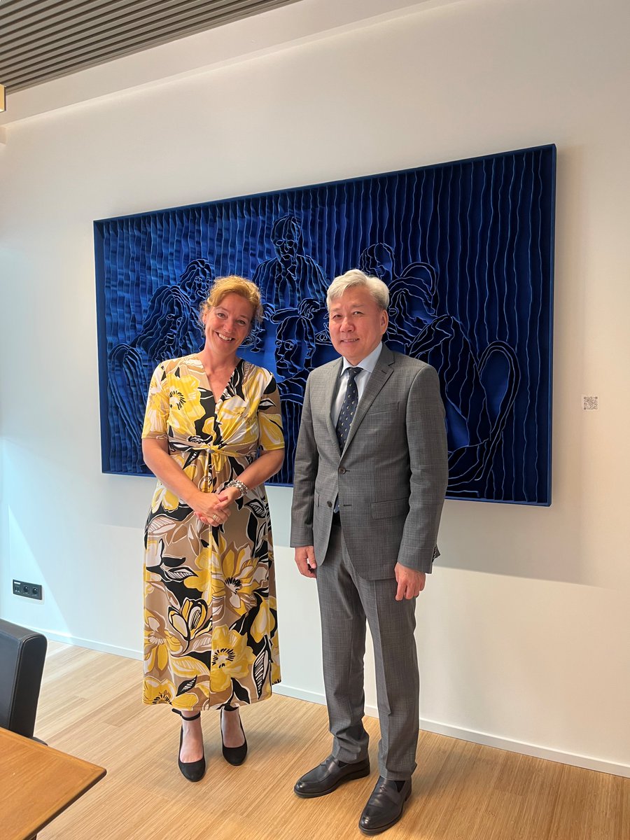 Элчин сайд Л.Болд Нидерландын Хаант Улсын Гадаад харилцааны яамны Ази, Далайн орнуудын газрын захирал Доминик Кухлинтай 2025 оны 6 дугаар сарын 13-ны өдөр уулзаж, хоёр талын хамтын ажиллагааны асуудлаар ярилцав.
brussels.embassy.mn/post/5453