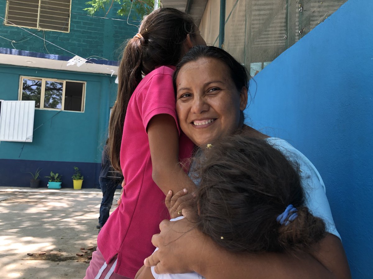 agendapropiaap's tweet image. 🇲🇽| Ana Vicente, originaria de Tolupán 🇭🇳, huyó a México con su familia tras perderlo todo por las lluvias 🌧️. En Ixtepec encontraron hermandad entre los pueblos indígenas y emigrantes, uniendo fuerzas para reconstruir sus vidas.
Lea la historia:
bit.ly/MigrantesLluvia