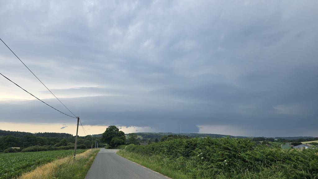 LIVE SUPERCELLULE DANS LA SARTHE LES HOSTILITÉS COMMENCENT 

LIEN EN BIO POUR SUIVRE !#ORAGE