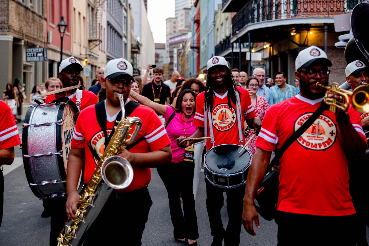 RTDNA's tweet image. We took the party to the streets last night! 🎺
#RTDNA25 joined the Storyville Stompers for a Second Line parade through the French Quarter to kick off our Opening Night Party at Rue Bourbon. A celebration to remember! 🎶