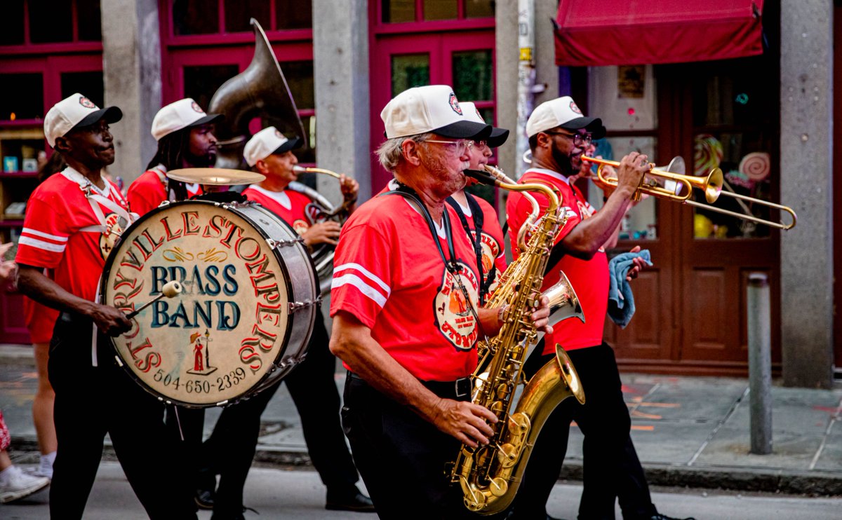 RTDNA's tweet image. We took the party to the streets last night! 🎺
#RTDNA25 joined the Storyville Stompers for a Second Line parade through the French Quarter to kick off our Opening Night Party at Rue Bourbon. A celebration to remember! 🎶