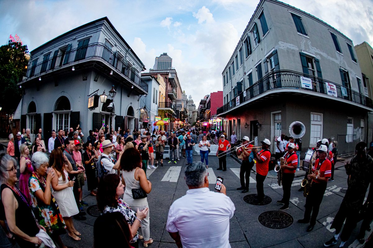 RTDNA's tweet image. We took the party to the streets last night! 🎺
#RTDNA25 joined the Storyville Stompers for a Second Line parade through the French Quarter to kick off our Opening Night Party at Rue Bourbon. A celebration to remember! 🎶