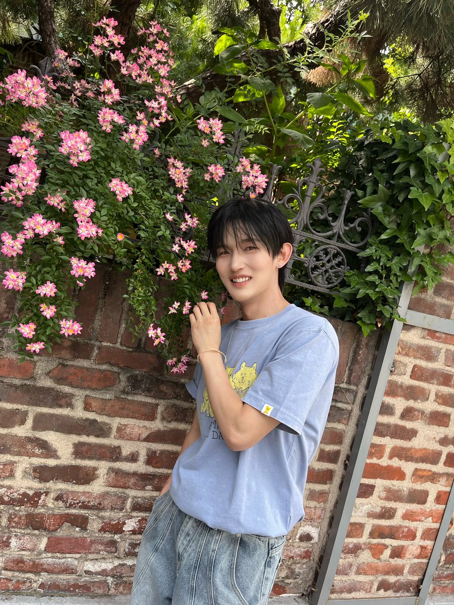 [From. SEOK]  여러분!!! 위에 입은 옷은 막내가  선물이에요~~ㅋㅋ 어떤가요!? 

#1VERSE #유니버스 #SEOK #석