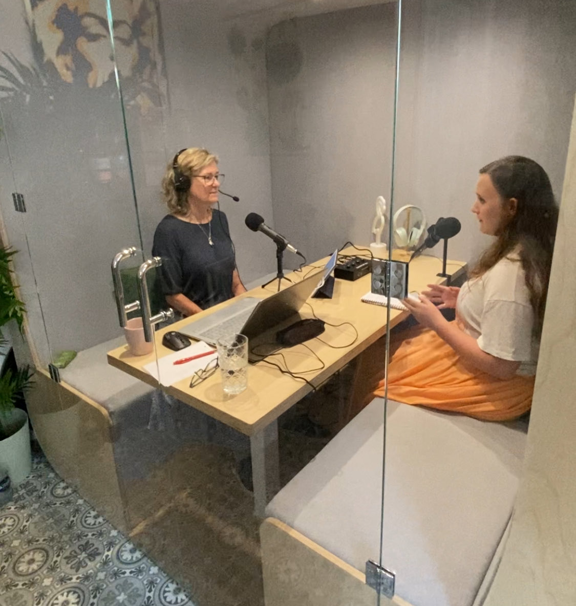 I had a wonderful, heart warming afternoon in the podcasting studio 🎤 with an ex-client Annie &amp; her mum Jane. They’ll be in series 2 of #SLTstories coming soon 🤗
Catch up on Series 1 here if you’ve not yet had a listen to these 10-minute gems 
⬇️ ⬇️

open.spotify.com/episode/6STixq…