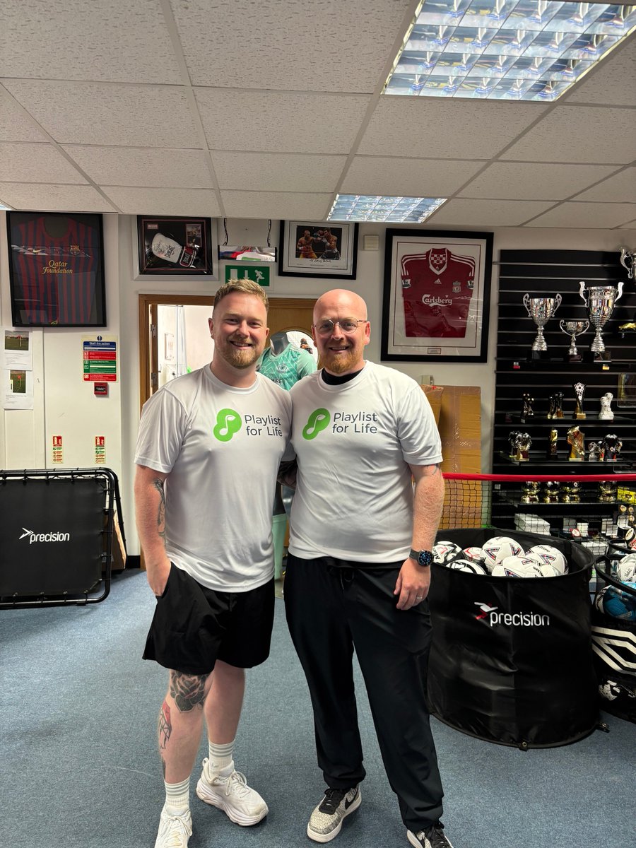 PlaylistforLife's tweet image. 🏃♂️ Team Gibby is running the Men's 10k Glasgow this Father’s Day in memory of dad 'Big Gibby' and a grandad who lived with dementia.
🎶 They are taking steps and fundraising to ensure we can support many more families with our free resources 💚
Donate: playlistforlife.org.uk/donating/?utm_…