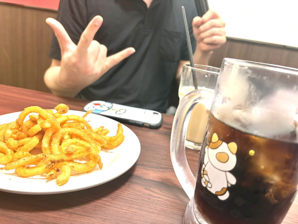 Ruupe66's tweet photo. カラオケきたら同じ部屋にドリさんいたから、一緒に歌わせていただいております。 https://t.co/efAdERa0AO