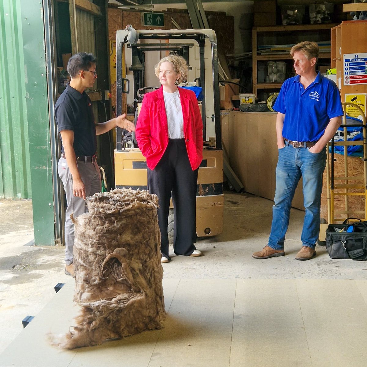 NWHC_'s tweet image. 👷♀️The @LibDems have called for an urgent home insulation plan, and Anna Sabine MP isn’t waiting around to get stuck in...
Delighted to bring Anna to Foundations Up in Coleford, to show how loft insulation is fitted and explain just how vital it is to protect it.