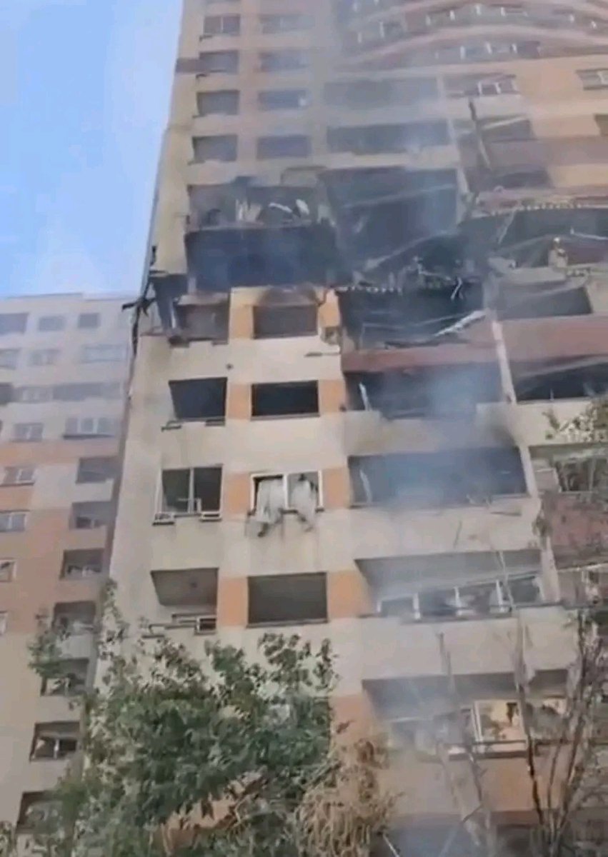 Di gedung inilah Hassan Salami, komandan Garda Revolusi Iran dilaporkan telah dieliminasi oleh serangan Israel.

Lihatlah tetangga atas dan bawahnya tidak tergores sedikitpun.

Inilah akurasi data intelijen yang sangat membuat takut musuh-musuh Israel.