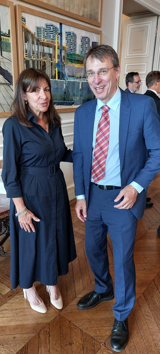 Une rencontre agreable entre les ambassadeurs francophones et <a href="/Anne_Hidalgo/">Anne Hidalgo</a> et son equipe autour de la francophonie et de la diplomatie des villes. J' ai eu de la chance discuter les liens entre la Tchèquie et Paris et les possibilités de coopération. Merci Madame la maire!
