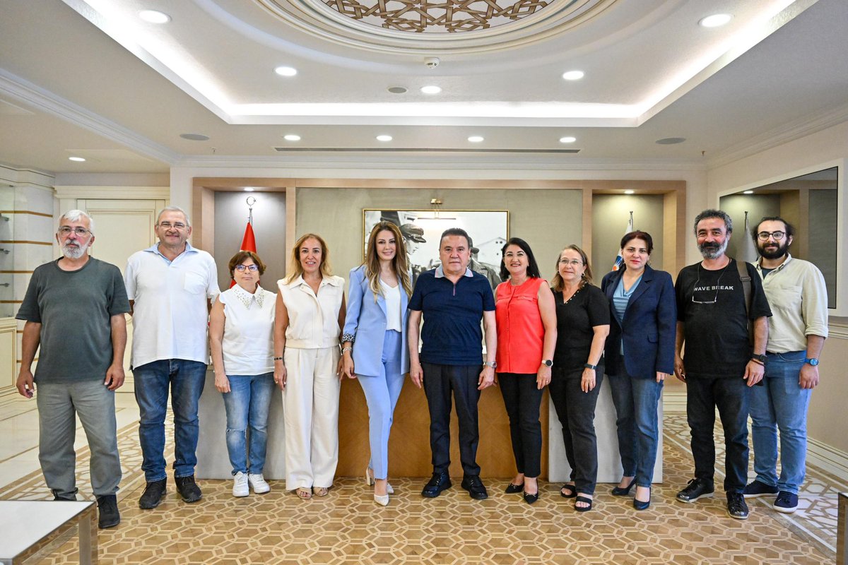 Geçtiğimiz günlerde yapılan genel kurul sonrası göreve gelen Çağdaş Gazeteciler Derneği Akdeniz Şube Başkanı Ceren Deniz ve yönetimini makamımızda ağırladık.

Basın özgürlüğü ve halkın doğru, tarafsız bilgiye ulaşması adına önemli bir sorumluluk üstlenen tüm gazetecilerimize her