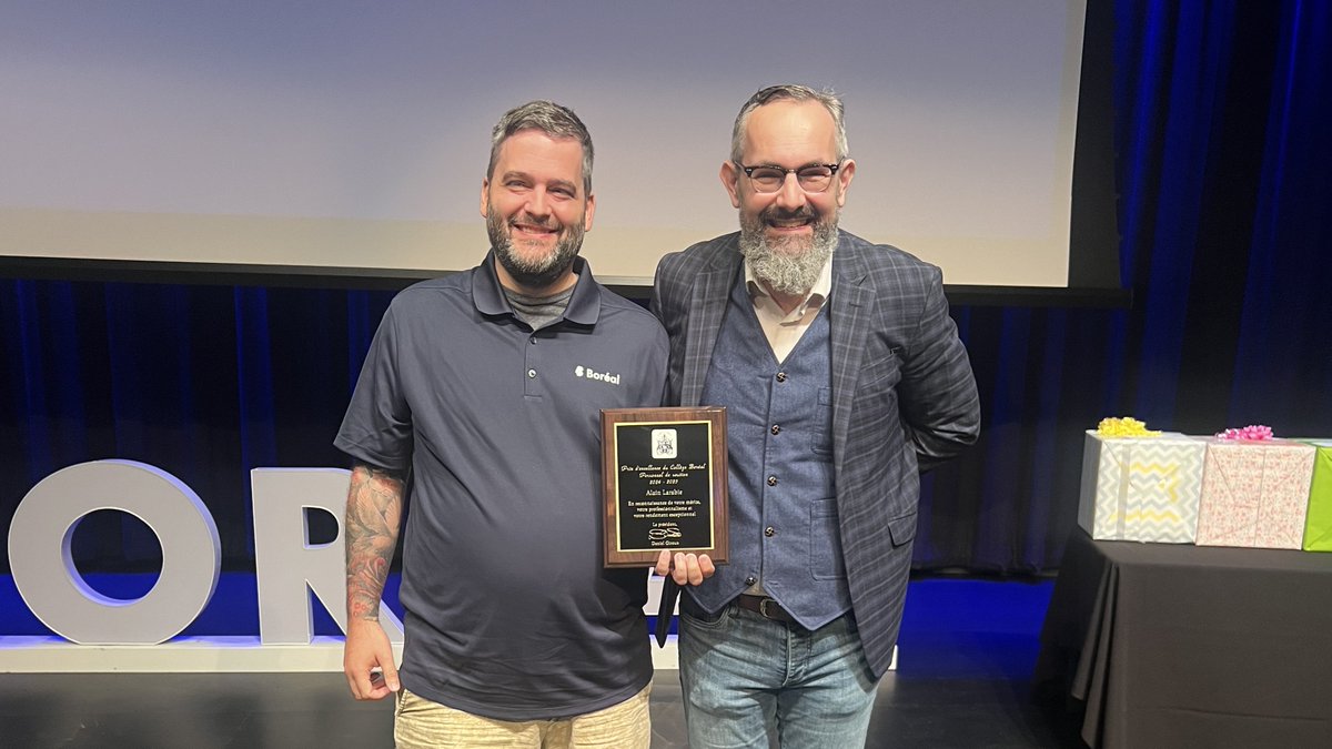 collegeboreal's tweet image. Pour bien débuter la fin de semaine, retour en images sur les meilleurs moments de la rencontre du personnel de Boréal. 30 ans de fidélité, des départs marquants et une équipe toujours aussi dévouée. Merci et bravo!  👉 tinyurl.com/yjjs3zc6 #OnFr #UnChoixQuiChangeTout