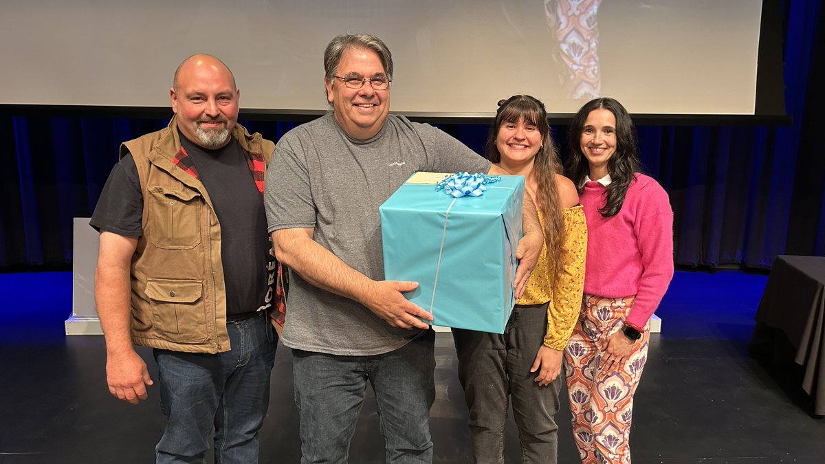 collegeboreal's tweet image. Pour bien débuter la fin de semaine, retour en images sur les meilleurs moments de la rencontre du personnel de Boréal. 30 ans de fidélité, des départs marquants et une équipe toujours aussi dévouée. Merci et bravo!  👉 tinyurl.com/yjjs3zc6 #OnFr #UnChoixQuiChangeTout