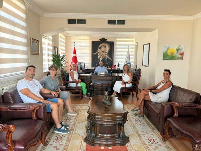 Kuşadası Master Yüzücüler Kaymakam İbrahim Keklik’i Ziyaret Etti