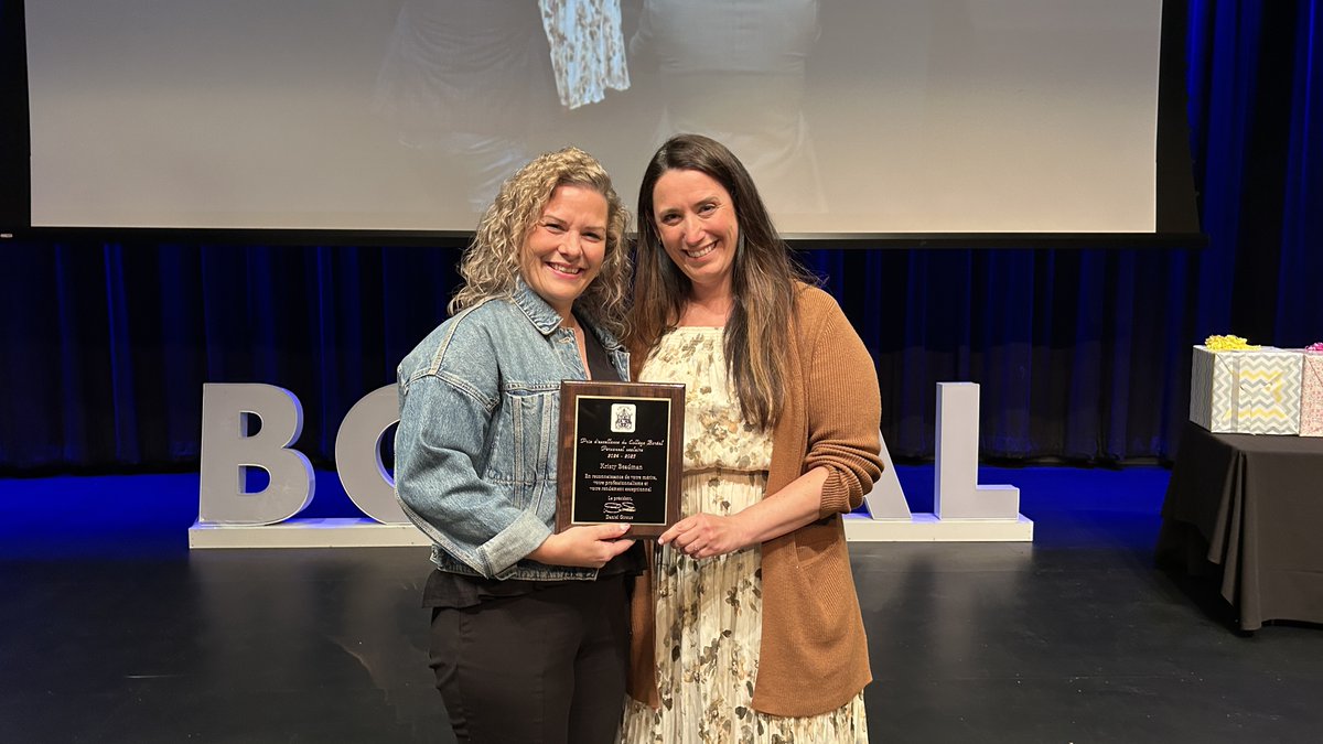 collegeboreal's tweet image. Pour bien débuter la fin de semaine, retour en images sur les meilleurs moments de la rencontre du personnel de Boréal. 30 ans de fidélité, des départs marquants et une équipe toujours aussi dévouée. Merci et bravo!  👉 tinyurl.com/yjjs3zc6 #OnFr #UnChoixQuiChangeTout