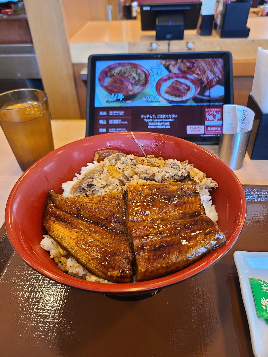 s3J0q7EAau89258's tweet image. 6月14日日曜日
おはようございます(*^^*)
昨日のチートデイはすき家でウナ牛特盛を食べました(^_^)v
美味しかったです(^o^)
自分は潰瘍性大腸炎とゆう難病を患い、普段は食事制限してます(^.^)
週に一度チートデイを設けて好きなものを食べてます(*^^*)