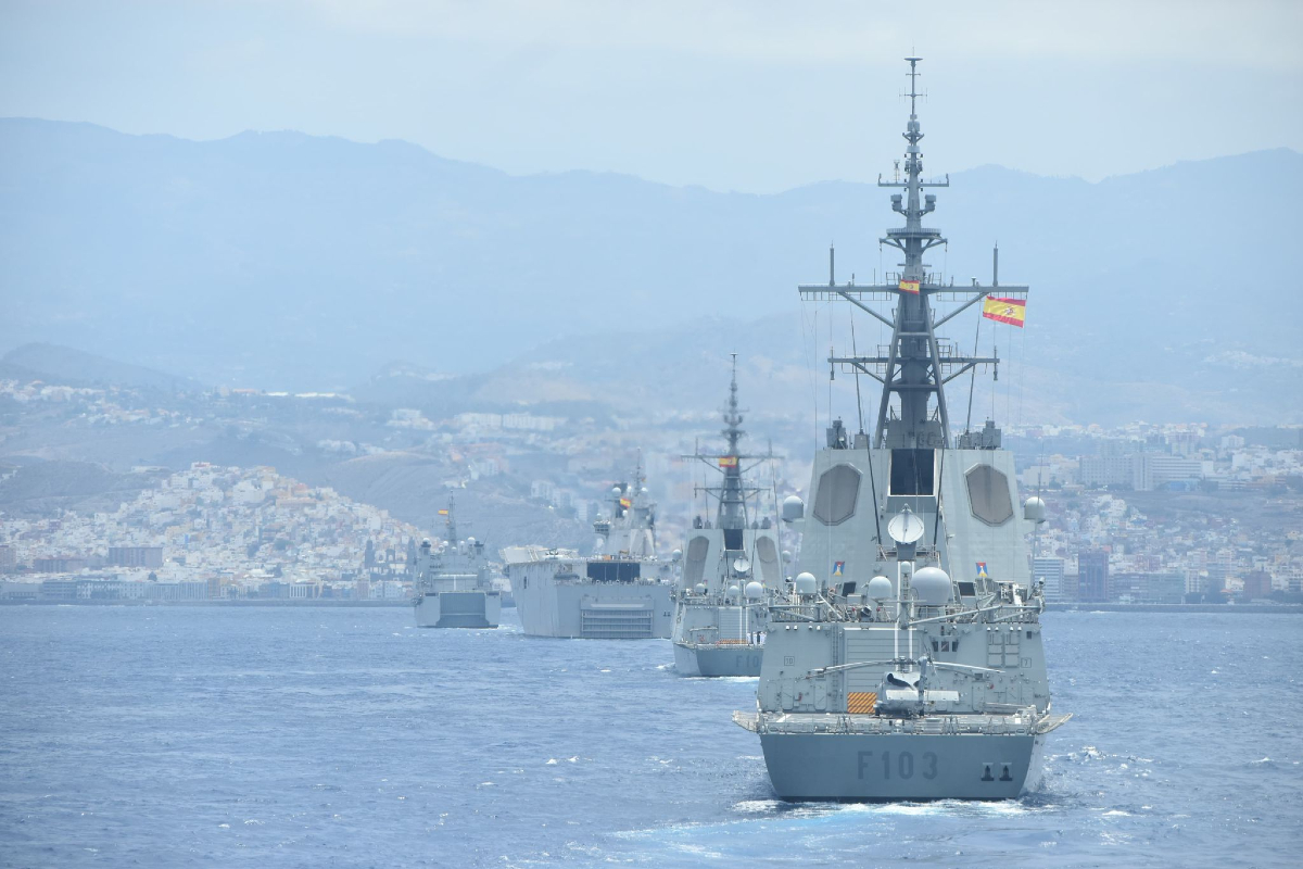 En #SINKEX25 participan #JuanCarlosI, el #Castilla, la #BlasdeLezo, #ÁlvarodeBazán, #SantaMaría, el #IsaacPeral, el #Tornado,  el #Cantabria, el #Carnota, el #Cartagena y el #Furor, además de nuestras aeronaves embarcadas y colaboran aviones de otros ejércitos.
#SomosLaArmada⚓🇪🇸