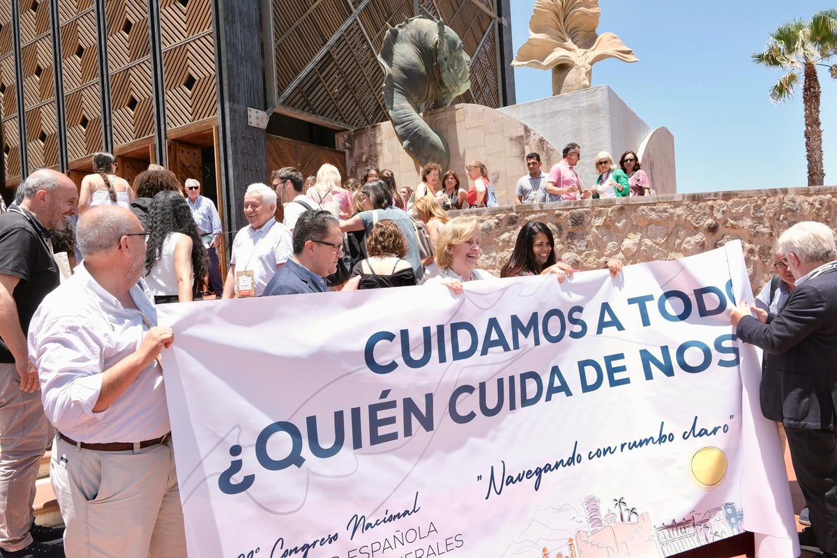 📣 Cuidamos a todos, ¿quién cuida de nosotros?

En el congreso nacional #SEMG25 no solo se debate de #ciencia, si no también sobre la profesión

No podemos ser ajenos a lo que ocurre en el día a día. Por ello, en el descanso del mediodía hemos mostrado nuestro apoyo a la