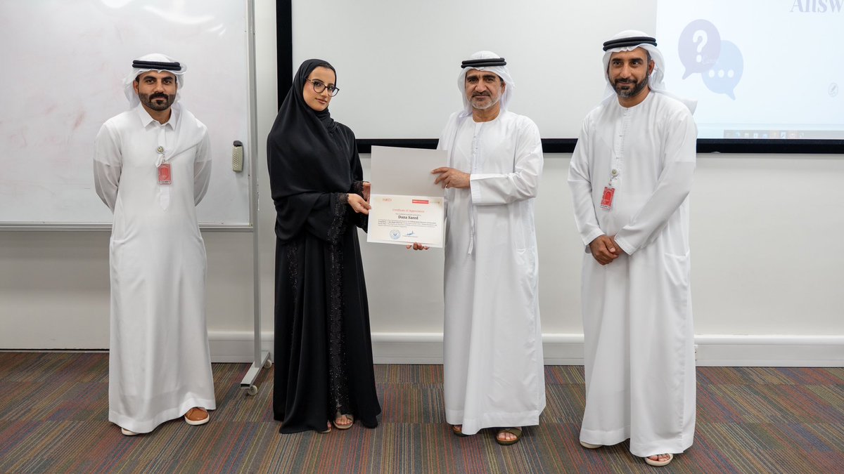 كرم الاستاذ الدكتور محمد بن هويدن عميد كلية العلوم الإنسانية والاجتماعية طالبات قسم الإعلام والصناعات الابداعية اللاواتي فزن في مسابقة بحوث طلبة الجامعات التي نظمتها جامعة بوظبي مؤخراً.