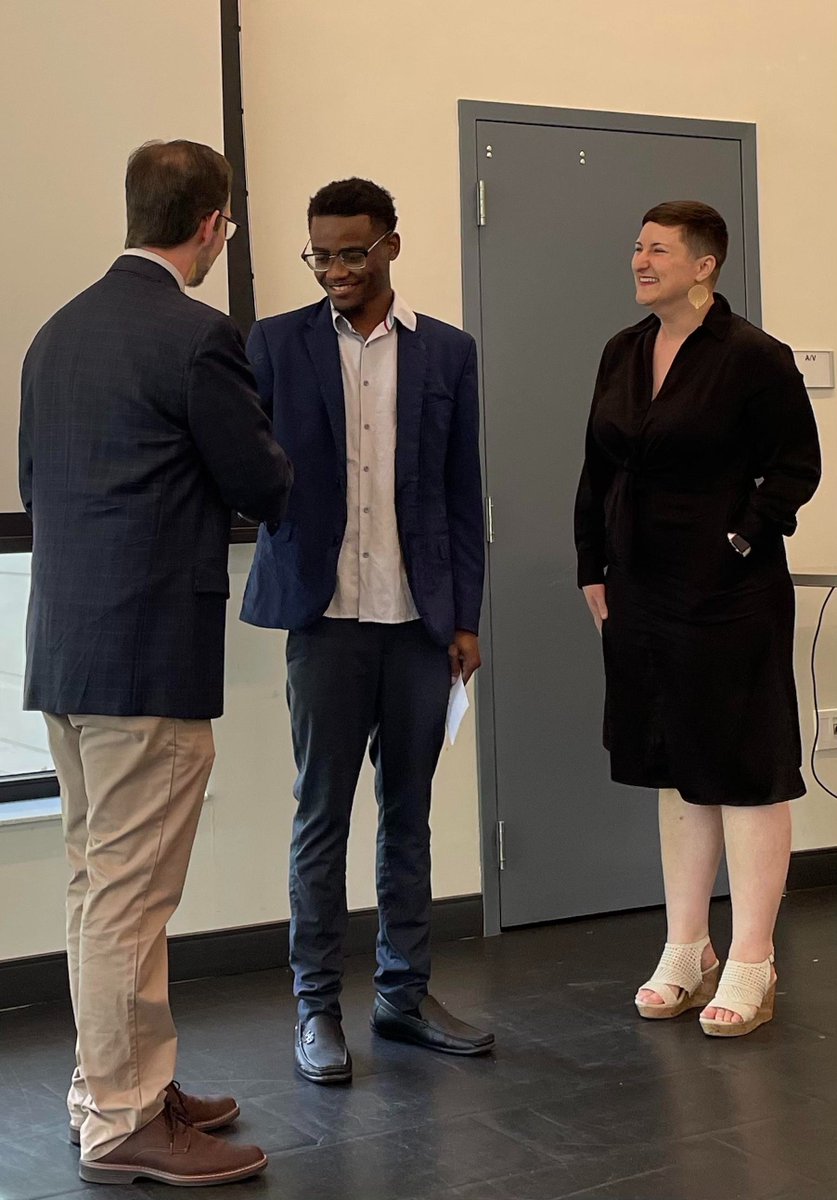 Congrats to Jefferson student Didier Byosse, who was recently awarded a $500 scholarship from the Phi Beta Kappa Alumni Association! Several Phi Theta Kappa co-advisors at our Southwest Campus nominated Didier for this well-deserved recognition. We are #JeffersonProud!